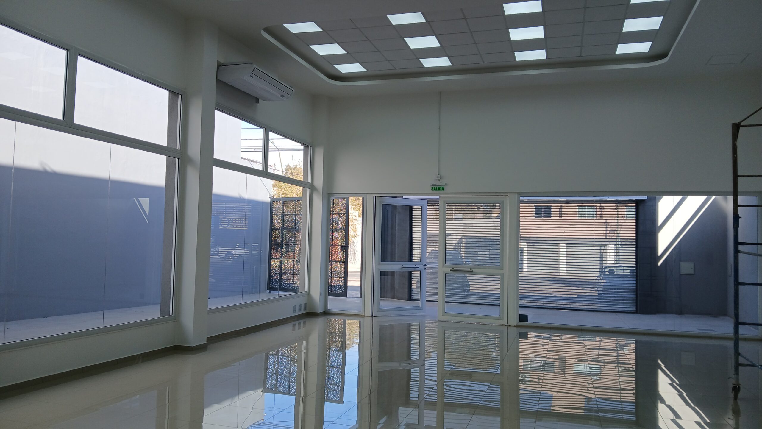 Salón comercial y galpón sobre calle Paula de Sarmiento en Capital.